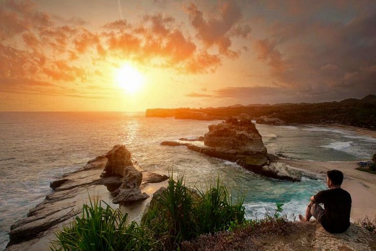 Menikmati Keindahan Pantai Selatan Jawa: Pesona Alam yang Liar dan Menawan